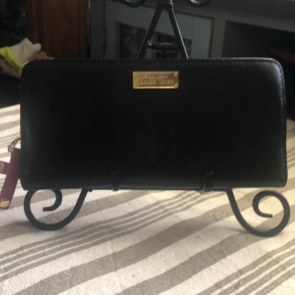 Henri bendel wallet in black